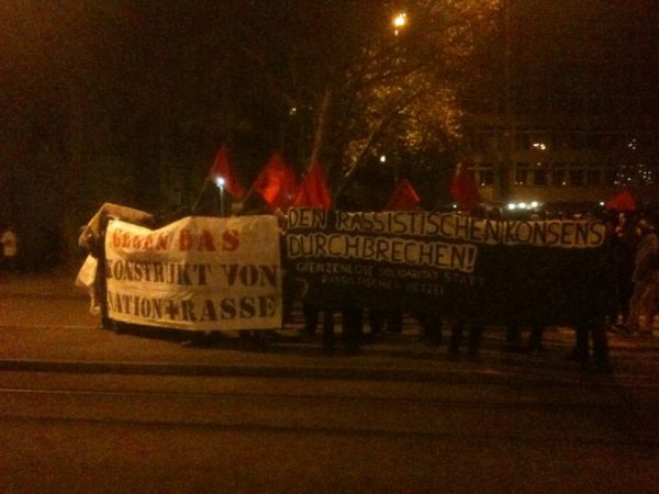 Um etwa 20.30 Uhr setzte sich die Kundgebung auf der Langstrasse Richtung Limmatplatz in Bewegung.