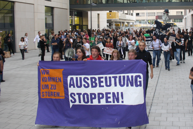 kurze Spontandemo vom Flashmob bei Primark zur Kundgebung zurück