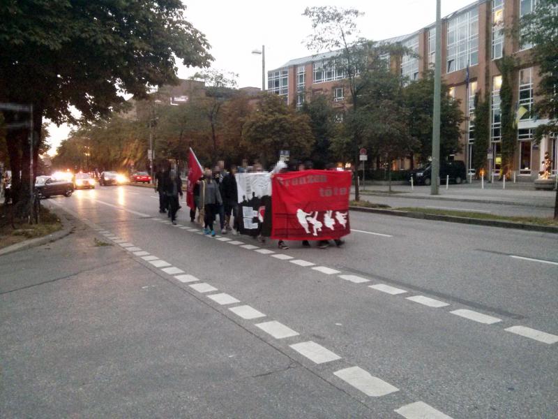 München: Soli-Sponti für die Flüchtlinge in Marzahn-Hellersdorf und die Non-Citizen-Protestmärsche