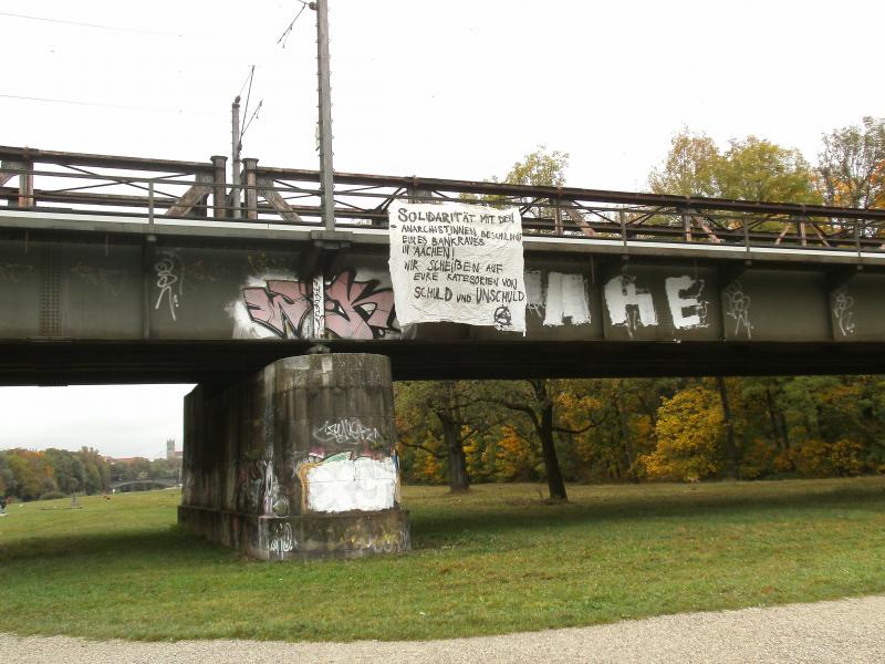 2 Transpi in Solidarität mit den Anarchist_innen, die des Bankraubs in Aachen beschuldigt sind