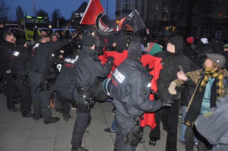 Polizei greift Kundgebung an