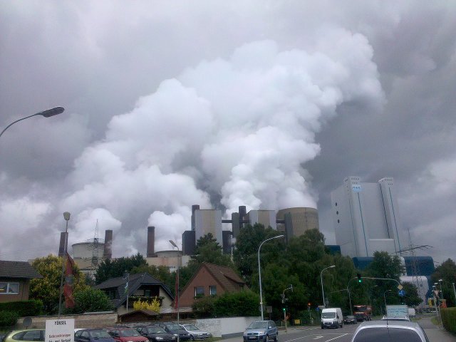 Die größte CO2-Schleuder der BRD: das Kraftwerk Niederaußem im Rheinischen Braunkohlerevier