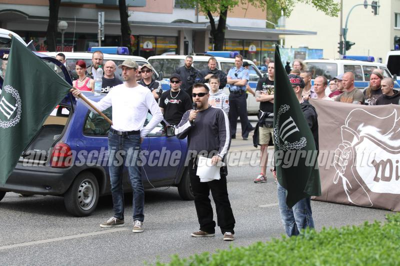 Pascal Stolle (links mit Fahne) und André Eminger (Mitte) (beide III. Weg) waren die einzigen beiden Redner bei der Demonstration. (Foto: pressedienst frankfurt (oder))