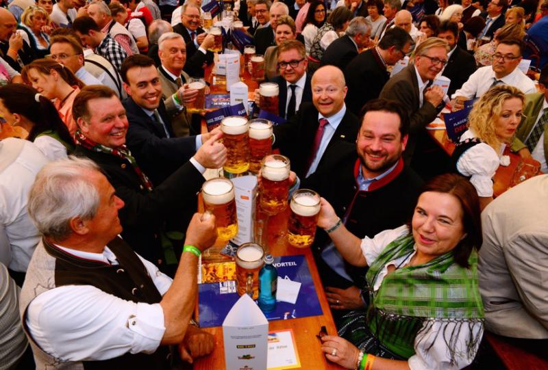 DEHOGA mit Landespolitikern im Bierzelt(Veranstalterbild)