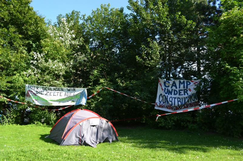 "Hier schlaen wir die Zelte auf" / "Camp Under Construction"