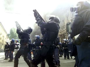 Genova 2001Carabinieri e Polizia