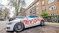 Bislang unbekannte Täter haben in mehreren Straßen um den Winterhuder Marktplatz Autos beschmiert. Hier ein Wagen am Lattenkamp