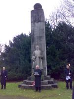 November 2009: Nazis aus Bochum, Dortmund und Essen versammeln sich vor dem Soldatendenkmal in Langendreer