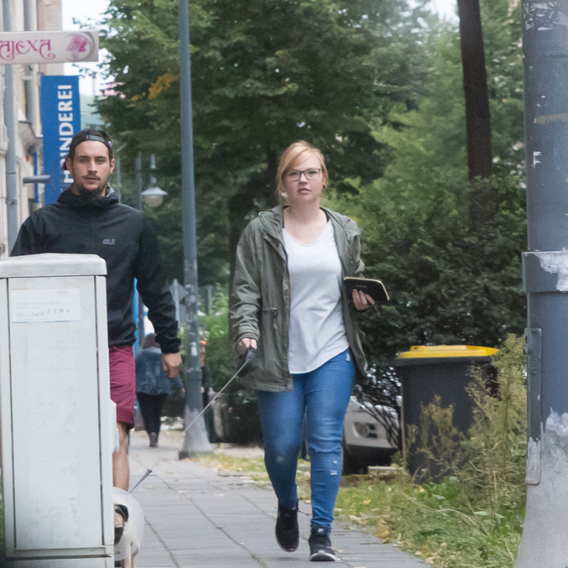 Karl Schittko mit Freundin Franny P. vor seiner Wohnung auf der Zietenstr. 61