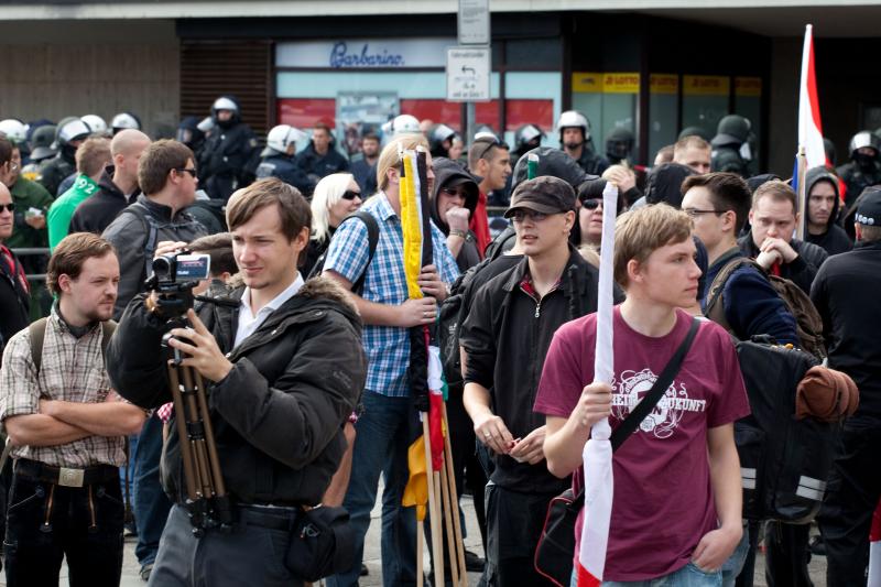 Ziemann beim Filmen von politischen Gegner_innen [Vordergrund links]