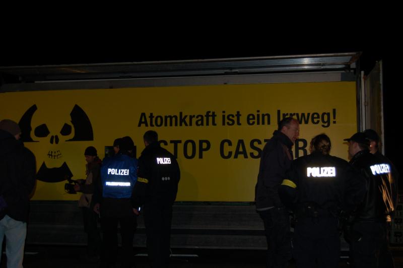 Greenpeace Blockade bei der Castor Ausfahrt II