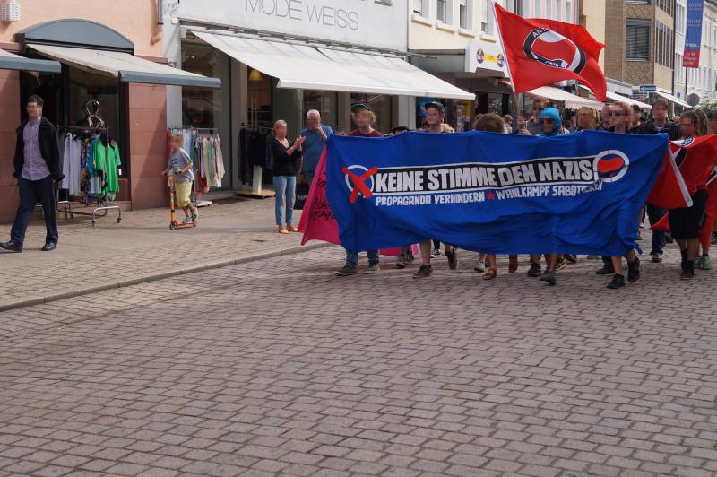 Für die antifaschistische Spontandemo gab es immer wieder Beifall von Passant_innen.