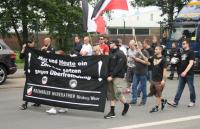 Timo Feldpausch (mit Fahne vorne), Johannes Bachmann (in Rot mit Fahne hinten), Patrick Hillenbrand (Glatze mit grauem Shirt) und Reinhard Schätz (beim Twittern)