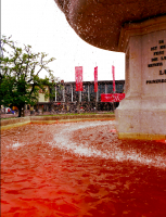 roter Brunnen gegen tödliche Geflüchteten Politik