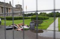 Borders kill", zu deutsch "Grenzen töten", steht auf den fiktiven Grabsteinen, die von einigen Demonstranten platziert wurden.  Foto: Gerd Engelsmann