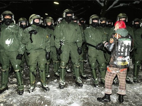 Beamte bilden eine Barriere zwischen Rechts und Links: Wie hier bei einem der vorangegangenen Einsätze verhinderte die Polizei auch am vergangenen Donnerstag eine direkte Konfrontation potenzieller Risiko-Gruppen