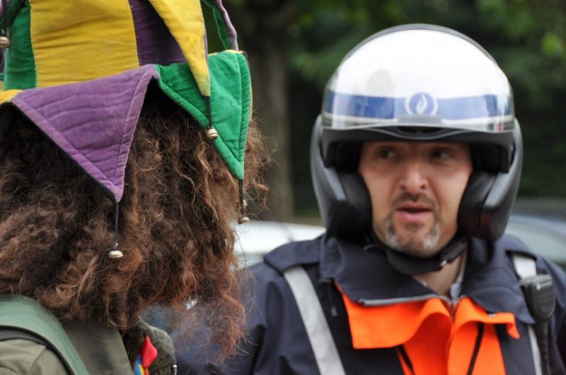 Die Polizei hält sich diesmal allerdings im Hintergrund und regelt hauptsächlich den Verkehr, doch...