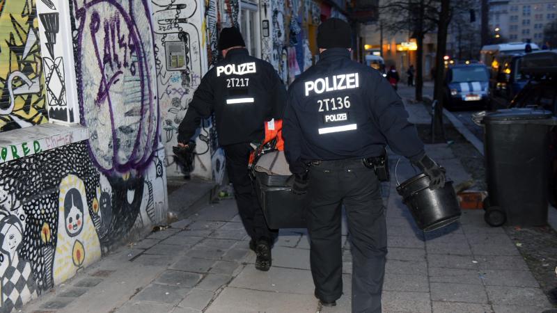 Bei einer Hausbegehung stellte die Polizei gefährliche Gegenstände auf den Dächern sicher (Foto: Spreepicture)