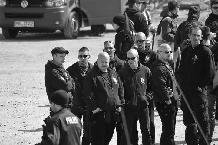 Teile der Freien Kameradschaft Wismar am 01. Mai 2012 in Neubrandenburg