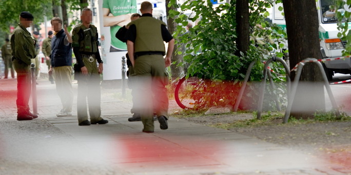 Absperrung nach dem Knall: Polizisten am Samstag in Berlin. Foto: dpa