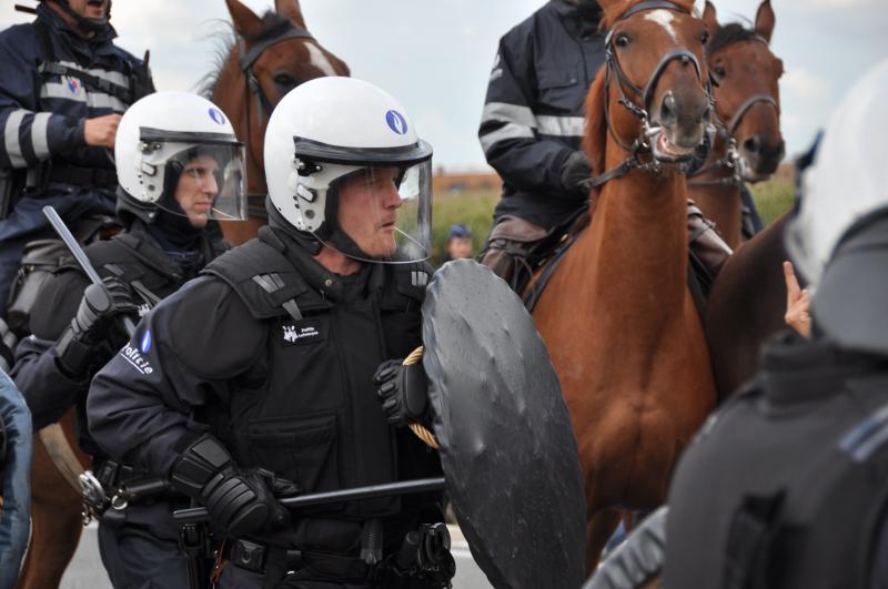 Die Polizei geht zum Übergriff über