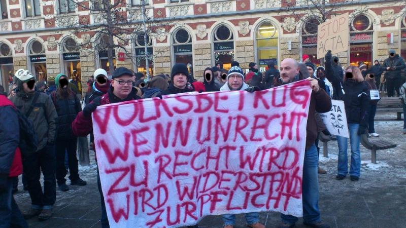 Rechts hinter dem "Volksbetrug"-Transparent: Dennis Gebauer 