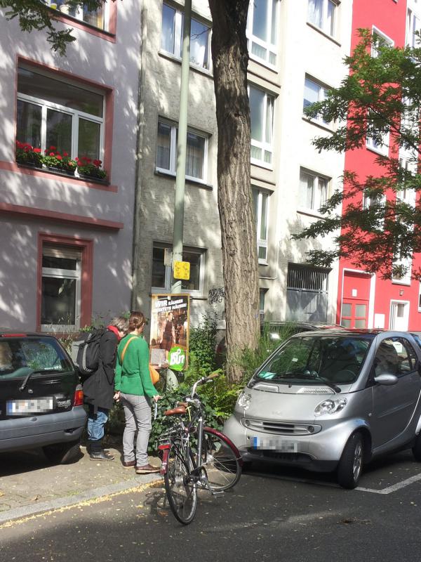 Interessierierte Bürger_innen in der Rotlintstraße...