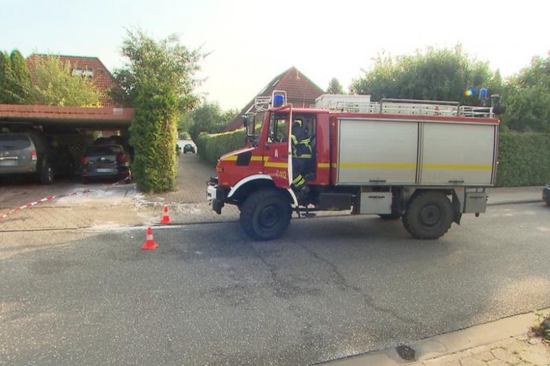 Die Täter zündeten die im Carport abgestellten Autos in der Nacht zu Freitag an