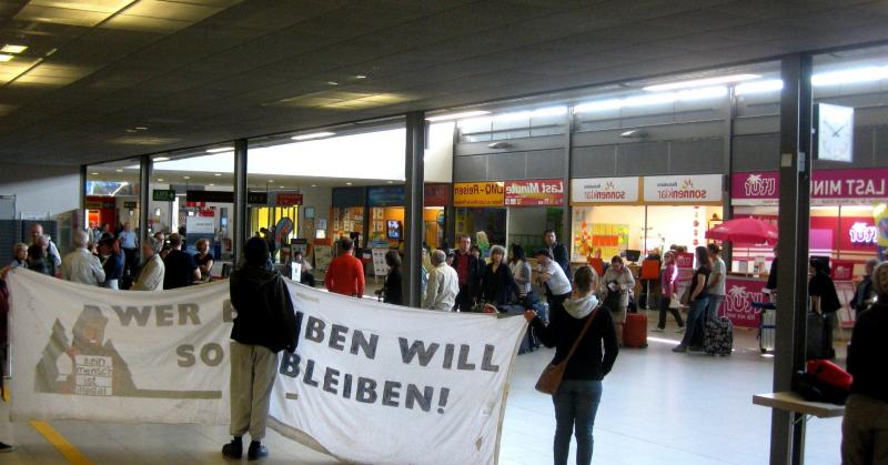 Die wartenden Reisenden werden über die Abschiebung informiert.