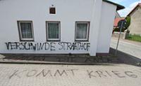 Grafitti "Verschwinde Straathof, kommt die Anlage, Kommt Krieg" auf der Bar des Alt Telliner Bürgermeisters, der als Wegbereiter für die neue Ferkelfabrik gilt.