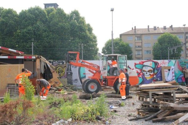 Am anderen Teil des Areals hat die Räumung bereits begonnen. Mit einem Bagger werden die Holzbauten abgerissen.