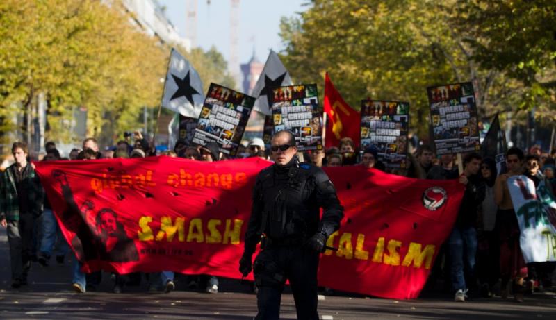 Berlin: Demonstrant_innen stürmen erneut Wiese vor dem Parlament