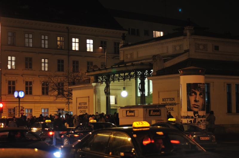 Menschen sammeln sich bei der Kettenbrückengasse