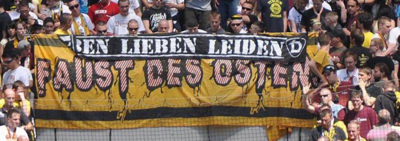 Faust des Ostens beim einem Fußballspiel in Dresden