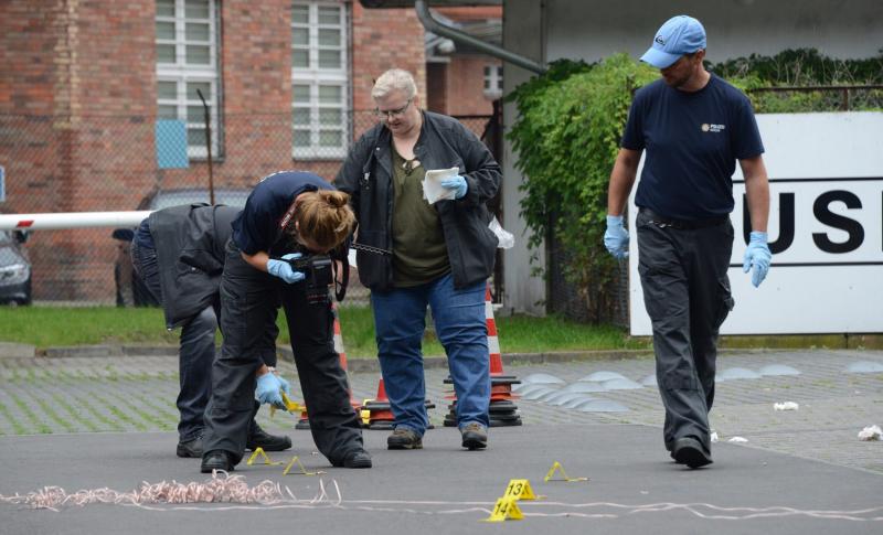 Eine Polizistin fotografiert das Elektro-Kabel, das zur präparierten Gasflasche führte (Foto: Timo Beurich)