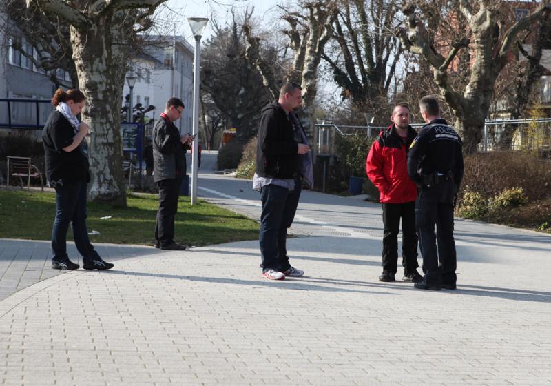 Polizei schickt den langweiligen Nazi-Wanderzirkus weg.