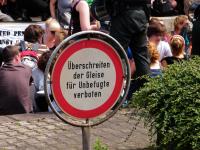 Überschreiten der Gleise für Unbefugte verboten