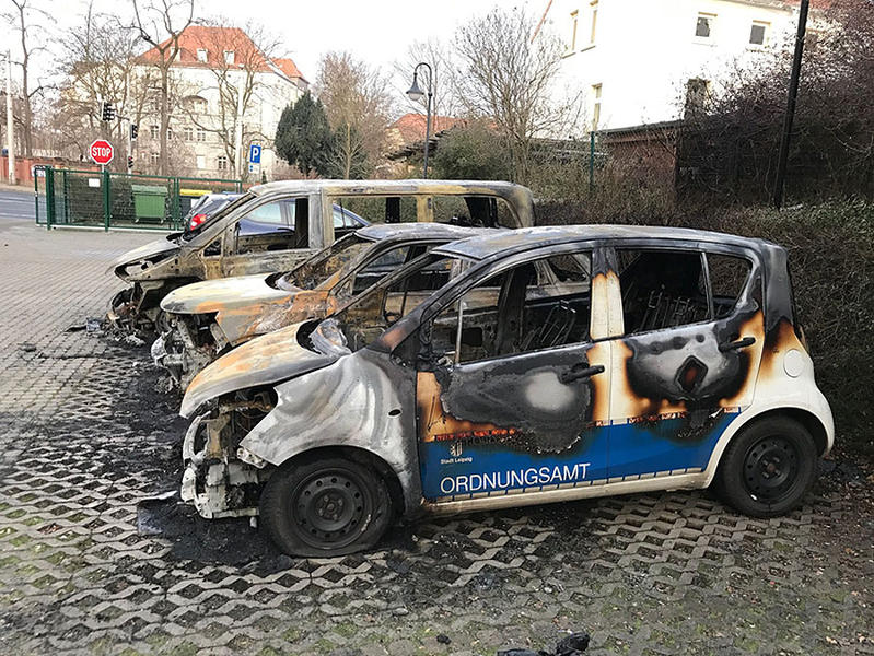 In der Nacht zum Mittwoch sind am Leutzscher Rathaus drei Fahrzeuge des Ordnungsamtes in Flammen aufgegangen.