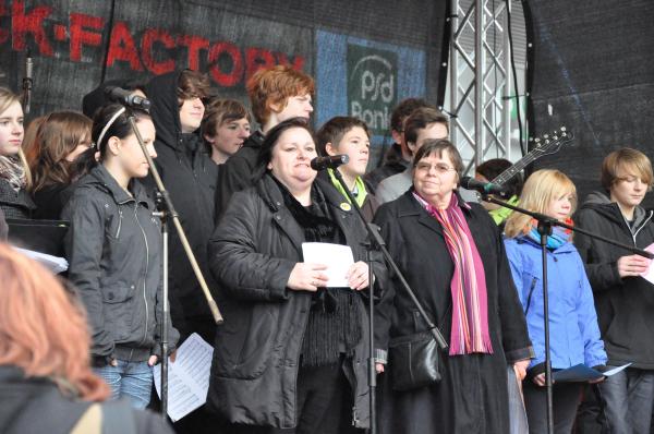 Die "Meile der Demokratie" wurde eröffnet von Waltraut Zachhuber, Superintendentin i.R., Cornelia Habisch vom Netzwerk für Demokratie und Toleranz und dem Chor des ökumenischen Domgymnasiums (Foto links). Anschließend zog eine Menschenkette durch die Stad