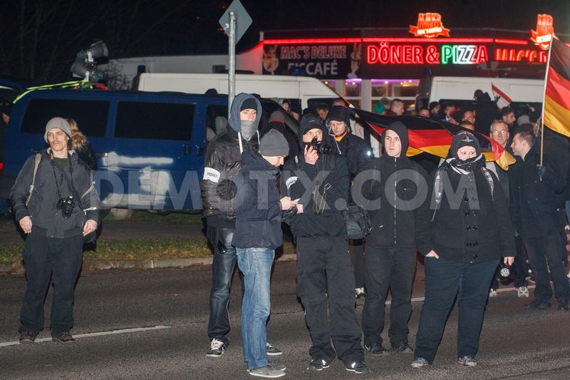 Vorn: Der Ordnerdienst (NW Berlin (graue Mütze: David Gudra) Berliner JN & NPD Königs Wusterhausen), hinten: Pro Deutschland KV Lichtenberg (links: Stephan Böhlke, rechts: Bento Motopa, Wolgang Brendtner und Moritz Elischer)