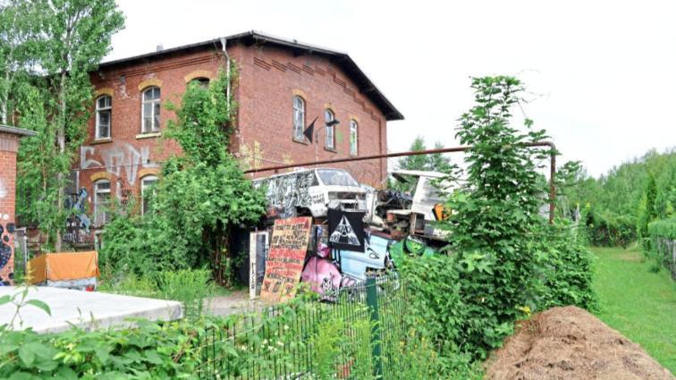 Der Zugang wird blockiert durch aufgestapelte Autos und Kleinbusse