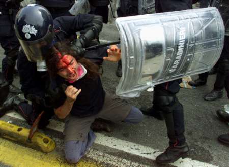 Genova 2001Carabinieri e Polizia