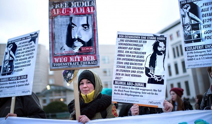 Solidarität mit Mumia Abu-Jamal vor US Botschaft in Berlin am 2. April 2015