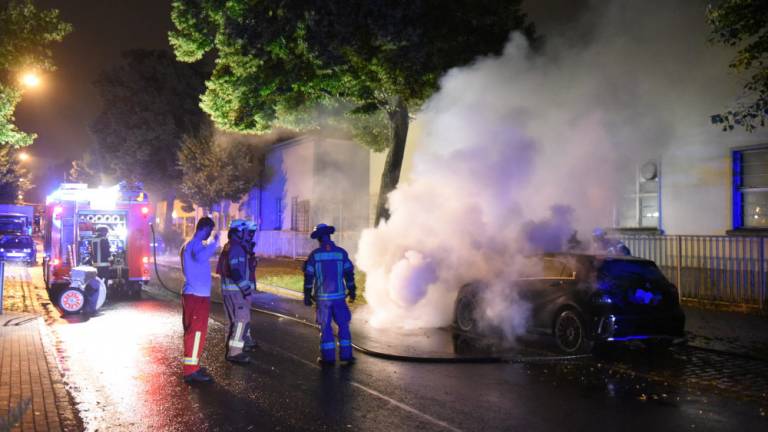 Kurz nach dem ersten Brand rückte die Feuerwehr nach Neukölln aus, um einen weiteren Brand zu löschen