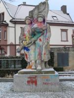 Umstrittenes Denkmal, das jüngst mit Farbe beworfen wurde. Bild: Claudia Wagner 