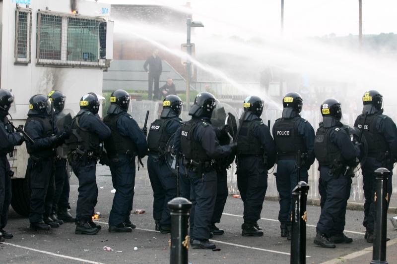 Wasserwerfer gegen die Protestierenden