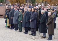 Schaar (hinten rechts) zusammen Militärs, dem CDU-Bundestagsabgeordneten Karl A. Lamers, dem jetzigen Heidelberger OB Eckart Würzner und weiteren Parteigängern am "Volkstrauertag" 2003