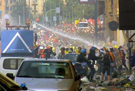 Genova 2001 -Carabinieri e Polizia