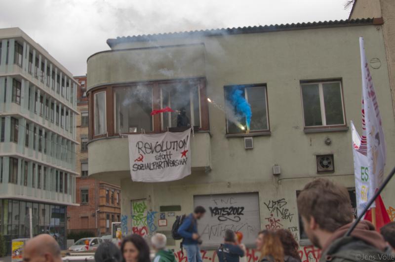 Transpi-Aktion bei der DGB-Demo