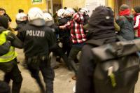 Bei Veranstaltungen zum Gedenken an den Tod von Oury Jalloh vor sieben Jahren, kam es am Samstag in Dessau zu Ausschreitungen zwischen Polizei und Demonstranten. (FOTO: THOMAS STEINBERG) 